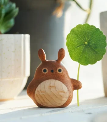 A small wooden Totoro figurine designed to hold aromatic scents, perfect for Aroma Decor