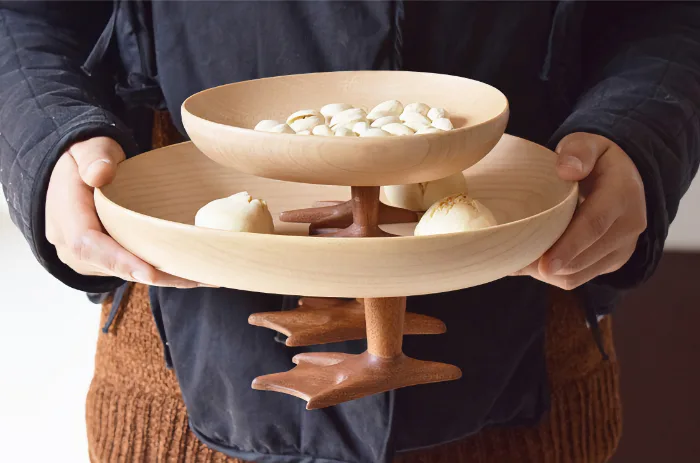 Stylish wooden platter featuring a goose feet base, perfect for serving or decorating your home