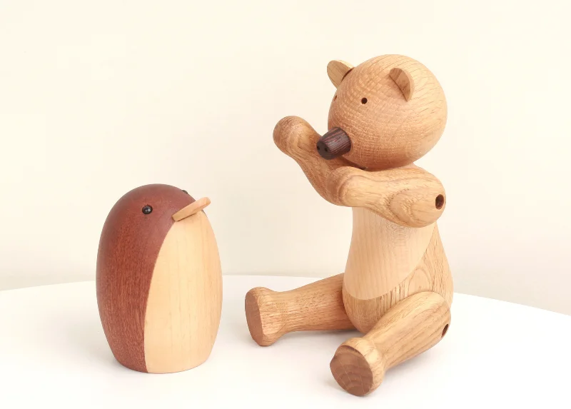 Charming wooden penguin, designed as a simple and elegant desktop decoration