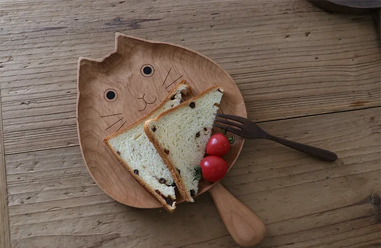 Unique wooden plates shaped like a cat, adding a whimsical touch to your kitchenware