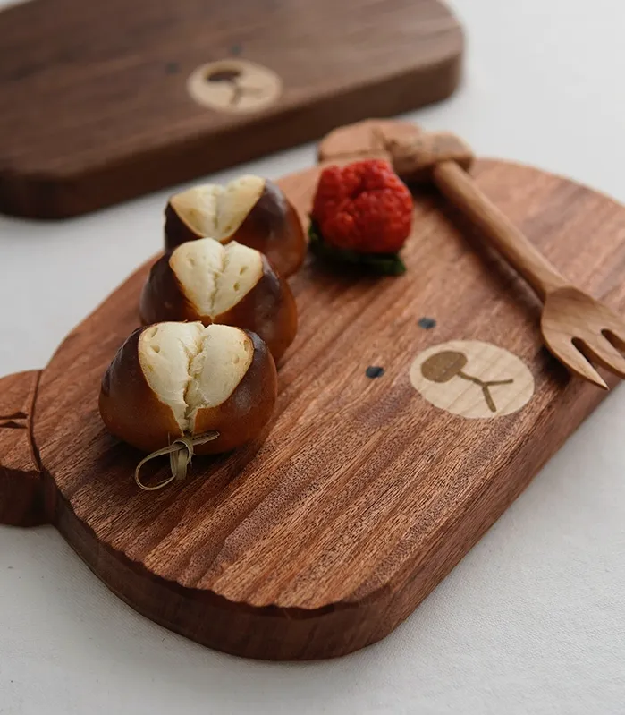 Charming wooden tray designed as a bear face, ideal for serving breakfast, bread