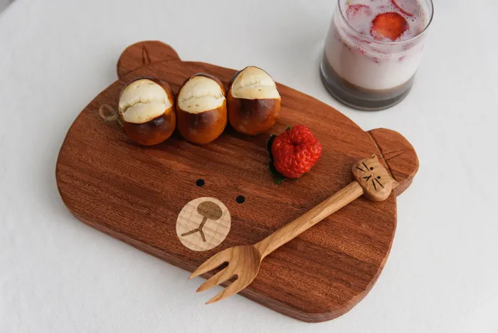 Functional and stylish bear-shaped wooden tableware for playful and practical dining moments